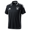 Deutschland Polohemd 2026 2027 Herren schwarz Poloshirt 1.1 Premium Qualität Shop des Spielers DFB Lifestyle Design. Shop des Spielers, Deutschland Polohemd 2026, DFB Poloshirt schwarz, Deutschland Freizeitkleidung 26/27, DFB Polo Herren, 1.1 Qualität DFB, Schwarzes Deutschland Polo kaufen, Fußball Lifestyle Deutschland 2027.