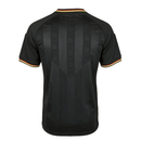 Shop des Spielers, Deutschland Trikot 26/27, DFB Sonderedition, Deutschland Trikot schwarz, Fan-Version Deutschland, Deutschland Herren Trikot, DFB Fußballtrikot, limitierte Edition Deutschland, Deutschland Fan-Artikel, Nationalmannschaft Trikot, Fußball-Shop Deutschland.