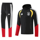 Shop des Spielers, Deutschland Trainingsanzug 26/27, DFB Windjacke schwarz, Deutschland Trainingsanzug schwarz, Deutschland Windbreaker DFB, Deutschland Fan-Artikel, DFB Trainingshose schwarz, Fußball Trainingsanzug Herren, Deutschland Sportbekleidung, DFB Kollektion 2026, Trainingsset Deutschland schwarz, Windjacke Deutschland DFB.