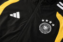 Shop des Spielers, Deutschland Trainingsanzug 26/27, DFB Windjacke schwarz, Deutschland Trainingsanzug schwarz, Deutschland Windbreaker DFB, Deutschland Fan-Artikel, DFB Trainingshose schwarz, Fußball Trainingsanzug Herren, Deutschland Sportbekleidung, DFB Kollektion 2026, Trainingsset Deutschland schwarz, Windjacke Deutschland DFB.