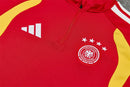 Shop des Spielers, Deutschland Trainingsanzug, DFB Trainingsanzug Rot Schwarz, Deutschland Set 26/27, Deutschland Nationalmannschaft Fanartikel, Fußball Trainingsanzug Deutschland, DFB Fanbekleidung, Trainingsjacke Deutschland, Fußball Lifestyle Deutschland, Deutschland Herren Sportanzug, DFB Kollektion 2026
