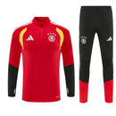 Shop des Spielers, Deutschland Trainingsanzug, DFB Trainingsanzug Rot Schwarz, Deutschland Set 26/27, Deutschland Nationalmannschaft Fanartikel, Fußball Trainingsanzug Deutschland, DFB Fanbekleidung, Trainingsjacke Deutschland, Fußball Lifestyle Deutschland, Deutschland Herren Sportanzug, DFB Kollektion 2026
