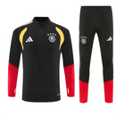 Shop des Spielers, Deutschland Trainingsanzug, Deutschland Set Schwarz, DFB Fanartikel, Fußball Trainingsanzug Deutschland, Deutschland 26/27, Deutschland Sportanzug Herren, Trainingsjacke Deutschland, DFB Fanbekleidung, Fußball Lifestyle Deutschland, Herren Trainingsset, DFB Kollektion 2026.
