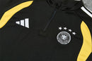 Shop des Spielers, Deutschland Trainingsanzug, Deutschland Set Schwarz, DFB Fanartikel, Fußball Trainingsanzug Deutschland, Deutschland 26/27, Deutschland Sportanzug Herren, Trainingsjacke Deutschland, DFB Fanbekleidung, Fußball Lifestyle Deutschland, Herren Trainingsset, DFB Kollektion 2026.