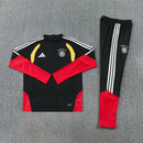 Shop des Spielers, Deutschland Trainingsanzug, Deutschland Set Schwarz, DFB Fanartikel, Fußball Trainingsanzug Deutschland, Deutschland 26/27, Deutschland Sportanzug Herren, Trainingsjacke Deutschland, DFB Fanbekleidung, Fußball Lifestyle Deutschland, Herren Trainingsset, DFB Kollektion 2026.