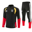 Shop des Spielers, Deutschland Trainingsanzug, Deutschland Set Schwarz, DFB Fanartikel, Fußball Trainingsanzug Deutschland, Deutschland 26/27, Deutschland Sportanzug Herren, Trainingsjacke Deutschland, DFB Fanbekleidung, Fußball Lifestyle Deutschland, Herren Trainingsset, DFB Kollektion 2026.