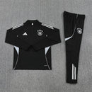 Shop des Spielers, Deutschland Trainingsanzug 25/26, DFB Trainingsset schwarz, Deutschland Jacke und Hose schwarz, DFB Fan-Artikel, Deutschland Training 2025, Trainingsanzug Herren Deutschland, Fußball Trainingsanzug schwarz, DFB Kleidung Deutschland, Fußball-Shop, Deutschland Jersey Set, DFB Trainingsanzug Herren.