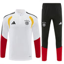 Shop des Spielers, Deutschland Trainingsanzug, Deutschland Set Weiß Schwarz, DFB Fanartikel, Fußball Trainingsanzug Deutschland, Deutschland 26/27, Deutschland Sportanzug Herren, Trainingsjacke Deutschland, DFB Fanbekleidung, Fußball Lifestyle Deutschland, Herren Trainingsset, Deutschland DFB Outfit.