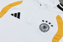 Shop des Spielers, Deutschland Trainingsanzug, Deutschland Set Weiß Schwarz, DFB Fanartikel, Fußball Trainingsanzug Deutschland, Deutschland 26/27, Deutschland Sportanzug Herren, Trainingsjacke Deutschland, DFB Fanbekleidung, Fußball Lifestyle Deutschland, Herren Trainingsset, Deutschland DFB Outfit.