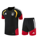 Deutschland Trainingsset 2026 2027 schwarzes Trikot und Shorts 1.1 Premium Qualität Shop des Spielers DFB All Black Training Kit, Deutschland Trainingsset 2026, DFB Trainingsset schwarz, Deutschland Training 26/27 Kit, DFB Trainingsausrüstung schwarz, 1.1 Qualität DFB Training, Schwarzes Deutschland Trikot mit Hose, Fußball Training Deutschland 2027.