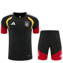 Deutschland Trainingsset 2026 2027 schwarzes Trikot und Shorts 1.1 Premium Qualität Shop des Spielers DFB All Black Training Kit, Deutschland Trainingsset 2026, DFB Trainingsset schwarz, Deutschland Training 26/27 Kit, DFB Trainingsausrüstung schwarz, 1.1 Qualität DFB Training, Schwarzes Deutschland Trikot mit Hose, Fußball Training Deutschland 2027.