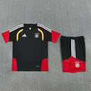 Deutschland Trainingsset 2026 2027 schwarzes Trikot und Shorts 1.1 Premium Qualität Shop des Spielers DFB All Black Training Kit, Deutschland Trainingsset 2026, DFB Trainingsset schwarz, Deutschland Training 26/27 Kit, DFB Trainingsausrüstung schwarz, 1.1 Qualität DFB Training, Schwarzes Deutschland Trikot mit Hose, Fußball Training Deutschland 2027.