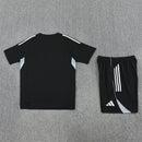 Shop des Spielers, Deutschland Trainingsset 25/26, DFB Trainingsset schwarz, Deutschland Trikot und Shorts schwarz, DFB Fan-Artikel, Deutschland Training 2025, Trainingsset Herren Deutschland, Fußball Trainingsset schwarz, DFB Kleidung Deutschland, Fußball-Shop, Deutschland Jersey Set, DFB Trainingsset Herren.
