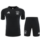 Shop des Spielers, Deutschland Trainingsset 25/26, DFB Trainingsset schwarz, Deutschland Trikot und Shorts schwarz, DFB Fan-Artikel, Deutschland Training 2025, Trainingsset Herren Deutschland, Fußball Trainingsset schwarz, DFB Kleidung Deutschland, Fußball-Shop, Deutschland Jersey Set, DFB Trainingsset Herren.