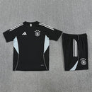 Shop des Spielers, Deutschland Trainingsset 25/26, DFB Trainingsset schwarz, Deutschland Trikot und Shorts schwarz, DFB Fan-Artikel, Deutschland Training 2025, Trainingsset Herren Deutschland, Fußball Trainingsset schwarz, DFB Kleidung Deutschland, Fußball-Shop, Deutschland Jersey Set, DFB Trainingsset Herren.