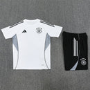 Shop des Spielers, Deutschland Trainingsset 25/26, DFB Trainingsset weiß schwarz, Deutschland Trikot weiß, Deutschland Shorts schwarz, Deutschland Fan-Artikel, DFB Training 2025, Trainingsset Herren Deutschland, Fußball Trainingsset weiß schwarz, DFB Kleidung Deutschland, Fußball-Shop, Deutschland Jersey Set.
