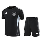 Shop des Spielers, Deutschland Trainingsset 25/26, DFB Trainingsset schwarz, Deutschland Trikot und Shorts schwarz, DFB Fan-Artikel, Deutschland Training 2025, Trainingsset Herren Deutschland, Fußball Trainingsset schwarz, DFB Kleidung Deutschland, Fußball-Shop, Deutschland Jersey Set, DFB Trainingsset Herren.