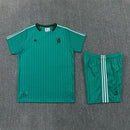 Liverpool FC Terrace Icons 26/27 Trikot und Shorts