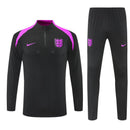 Shop des Spielers, England Trainingsanzug 25/26, England Jacke Schwarz, England Hose Herren, Three Lions Training-Set, Fußball Trainingsanzug England, England Kollektion 2026, Trainingsanzug Herren Schwarz, England Fan-Shop, Fußball-Trainingskleidung, England Nationalmannschaft 2025, England Sport-Set schwarz.