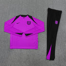Shop des Spielers, England Trainingsanzug 25/26, England Jacke Lila, England Hose Schwarz, Three Lions Training-Set, Fußball Trainingsanzug England, England Kollektion 2026, Trainingsanzug Herren Lila, England Fan-Shop, Fußball-Trainingskleidung, England Nationalmannschaft 2025, England Sport-Set Violett.