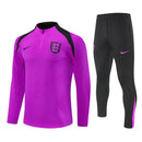 Shop des Spielers, England Trainingsanzug 25/26, England Jacke Lila, England Hose Schwarz, Three Lions Training-Set, Fußball Trainingsanzug England, England Kollektion 2026, Trainingsanzug Herren Lila, England Fan-Shop, Fußball-Trainingskleidung, England Nationalmannschaft 2025, England Sport-Set Violett.