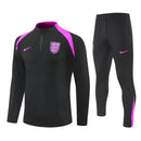 Shop des Spielers, England Trainingsanzug 25/26, England Jacke Schwarz, England Hose Herren, Three Lions Training-Set, Fußball Trainingsanzug England, England Kollektion 2026, Trainingsanzug Herren Schwarz, England Fan-Shop, Fußball-Trainingskleidung, England Nationalmannschaft 2025, England Sport-Set schwarz.