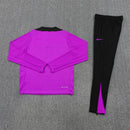 Shop des Spielers, England Trainingsanzug 25/26, England Jacke Lila, England Hose Schwarz, Three Lions Training-Set, Fußball Trainingsanzug England, England Kollektion 2026, Trainingsanzug Herren Lila, England Fan-Shop, Fußball-Trainingskleidung, England Nationalmannschaft 2025, England Sport-Set Violett.