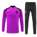 Shop des Spielers, England Trainingsanzug 25/26, England Jacke Lila, England Hose Schwarz, Three Lions Training-Set, Fußball Trainingsanzug England, England Kollektion 2026, Trainingsanzug Herren Lila, England Fan-Shop, Fußball-Trainingskleidung, England Nationalmannschaft 2025, England Sport-Set Violett.