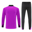 Shop des Spielers, England Trainingsanzug 25/26, England Jacke Lila, England Hose Schwarz, Three Lions Training-Set, Fußball Trainingsanzug England, England Kollektion 2026, Trainingsanzug Herren Lila, England Fan-Shop, Fußball-Trainingskleidung, England Nationalmannschaft 2025, England Sport-Set Violett.