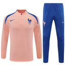 Shop des Spielers, Frankreich Trainingsanzug 25/26, Frankreich Jacke Salm, Frankreich Hose Blau, Frankreich Training-Set, Equipe Tricolore Kollektion 2026, Trainingsanzug Herren Frankreich, FFF Fan-Shop, Fußball Trainingsanzug Salm, Frankreich Sportbekleidung, Trainingsanzug 2025, Fußball-Fanartikel.