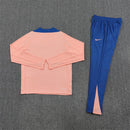 Shop des Spielers, Frankreich Trainingsanzug 25/26, Frankreich Jacke Salm, Frankreich Hose Blau, Frankreich Training-Set, Equipe Tricolore Kollektion 2026, Trainingsanzug Herren Frankreich, FFF Fan-Shop, Fußball Trainingsanzug Salm, Frankreich Sportbekleidung, Trainingsanzug 2025, Fußball-Fanartikel.