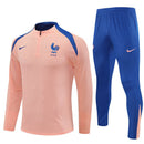 Shop des Spielers, Frankreich Trainingsanzug 25/26, Frankreich Jacke Salm, Frankreich Hose Blau, Frankreich Training-Set, Equipe Tricolore Kollektion 2026, Trainingsanzug Herren Frankreich, FFF Fan-Shop, Fußball Trainingsanzug Salm, Frankreich Sportbekleidung, Trainingsanzug 2025, Fußball-Fanartikel.