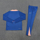 Shop des Spielers, Frankreich Trainingsanzug 25/26, Frankreich Jacke Blau, Frankreich Hose Blau, Fußball Trainingsanzug Frankreich, Equipe Tricolore Kollektion 2026, Trainingsanzug Herren Blau, FFF Fan-Shop, Frankreich Training 2026, Fußball-Fanartikel, Frankreich Nationalmannschaft, Trainingskleidung Frankreich.