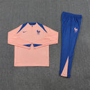 Shop des Spielers, Frankreich Trainingsanzug 25/26, Frankreich Jacke Salm, Frankreich Hose Blau, Frankreich Training-Set, Equipe Tricolore Kollektion 2026, Trainingsanzug Herren Frankreich, FFF Fan-Shop, Fußball Trainingsanzug Salm, Frankreich Sportbekleidung, Trainingsanzug 2025, Fußball-Fanartikel.