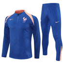 Shop des Spielers, Frankreich Trainingsanzug 25/26, Frankreich Jacke Blau, Frankreich Hose Blau, Fußball Trainingsanzug Frankreich, Equipe Tricolore Kollektion 2026, Trainingsanzug Herren Blau, FFF Fan-Shop, Frankreich Training 2026, Fußball-Fanartikel, Frankreich Nationalmannschaft, Trainingskleidung Frankreich.