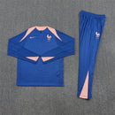Shop des Spielers, Frankreich Trainingsanzug 25/26, Frankreich Jacke Blau, Frankreich Hose Blau, Fußball Trainingsanzug Frankreich, Equipe Tricolore Kollektion 2026, Trainingsanzug Herren Blau, FFF Fan-Shop, Frankreich Training 2026, Fußball-Fanartikel, Frankreich Nationalmannschaft, Trainingskleidung Frankreich.