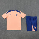 Shop des Spielers, Frankreich Trainings-Set 25/26, Frankreich Trikot Salm, Frankreich Shorts Blau, Fußball Trainingsset Frankreich, Equipe Tricolore Kollektion 2026, Trainings-Kit 2025, Sportbekleidung Frankreich, Trainingsanzug Herren Salm, FFF Fan-Shop, Frankreich Training 2026, Fußball-Fanartikel.