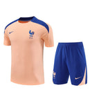 Shop des Spielers, Frankreich Trainings-Set 25/26, Frankreich Trikot Salm, Frankreich Shorts Blau, Fußball Trainingsset Frankreich, Equipe Tricolore Kollektion 2026, Trainings-Kit 2025, Sportbekleidung Frankreich, Trainingsanzug Herren Salm, FFF Fan-Shop, Frankreich Training 2026, Fußball-Fanartikel.
