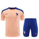 Shop des Spielers, Frankreich Trainings-Set 25/26, Frankreich Trikot Salm, Frankreich Shorts Blau, Fußball Trainingsset Frankreich, Equipe Tricolore Kollektion 2026, Trainings-Kit 2025, Sportbekleidung Frankreich, Trainingsanzug Herren Salm, FFF Fan-Shop, Frankreich Training 2026, Fußball-Fanartikel.