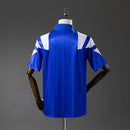 Detailaufnahme des historischen HSV Vereinswappens auf dem 92/93 Retro Trikot. Rückansicht und Kragen-Detail des blauen HSV Retro Trikots.