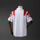 Detailaufnahme des historischen HSV Vereinswappens auf dem 92/93 Retro Trikot. Rückansicht und Kragen-Detail des weißen HSV Retro Trikots.