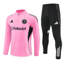 Shop des Spielers, Inter Miami Trainingsanzug 25/26, Inter Miami Jacke Rosa, Inter Miami Hose Schwarz, Fußball Trainingsanzug Inter Miami, MLS Kollektion 2026, Trainingsanzug Herren Rosa Schwarz, Inter Miami Fan-Shop, Inter Miami Training 2026, Fußball-Fanartikel, Inter Miami Trainingskleidung, Trainingsset 2025, Miami Pink Training.