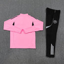 Shop des Spielers, Inter Miami Trainingsanzug 25/26, Inter Miami Jacke Rosa, Inter Miami Hose Schwarz, Fußball Trainingsanzug Inter Miami, MLS Kollektion 2026, Trainingsanzug Herren Rosa Schwarz, Inter Miami Fan-Shop, Inter Miami Training 2026, Fußball-Fanartikel, Inter Miami Trainingskleidung, Trainingsset 2025, Miami Pink Training.