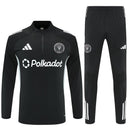 Shop des Spielers, Inter Miami Trainingsanzug 25/26, Inter Miami Jacke Schwarz, Inter Miami Hose Schwarz, Fußball Trainingsanzug Inter Miami, MLS Kollektion 2026, Trainingsanzug Herren Schwarz, Inter Miami Fan-Shop, Inter Miami Training 2026, Fußball-Fanartikel, Inter Miami Trainingskleidung, Trainingsset 2025, Miami Schwarz-Set.