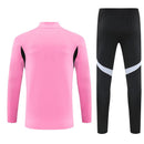 Shop des Spielers, Inter Miami Trainingsanzug 25/26, Inter Miami Jacke Rosa, Inter Miami Hose Schwarz, Fußball Trainingsanzug Inter Miami, MLS Kollektion 2026, Trainingsanzug Herren Rosa Schwarz, Inter Miami Fan-Shop, Inter Miami Training 2026, Fußball-Fanartikel, Inter Miami Trainingskleidung, Trainingsset 2025, Miami Pink Training.