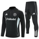Shop des Spielers, Inter Miami Trainingsanzug 25/26, Inter Miami Jacke Schwarz, Inter Miami Hose Schwarz, Fußball Trainingsanzug Inter Miami, MLS Kollektion 2026, Trainingsanzug Herren Schwarz, Inter Miami Fan-Shop, Inter Miami Training 2026, Fußball-Fanartikel, Inter Miami Trainingskleidung, Trainingsset 2025, Miami Schwarz-Set.