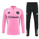 Shop des Spielers, Inter Miami Trainingsanzug 25/26, Inter Miami Jacke Rosa, Inter Miami Hose Schwarz, Fußball Trainingsanzug Inter Miami, MLS Kollektion 2026, Trainingsanzug Herren Rosa Schwarz, Inter Miami Fan-Shop, Inter Miami Training 2026, Fußball-Fanartikel, Inter Miami Trainingskleidung, Trainingsset 2025, Miami Pink Training.
