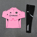 Shop des Spielers, Inter Miami Trainingsanzug 25/26, Inter Miami Jacke Rosa, Inter Miami Hose Schwarz, Fußball Trainingsanzug Inter Miami, MLS Kollektion 2026, Trainingsanzug Herren Rosa Schwarz, Inter Miami Fan-Shop, Inter Miami Training 2026, Fußball-Fanartikel, Inter Miami Trainingskleidung, Trainingsset 2025, Miami Pink Training.