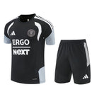 Inter Miami Trainingsset 2026 2027 Herren schwarz Trikot und Shorts 1.1 Premium Qualität Shop des Spielers Messi Training Kit MLS Black Edition, Inter Miami Trainingsset, Inter Miami Trikot schwarz, Messi Training Kit 2026, Inter Miami Shorts schwarz, MLS Fanartikel, Fußballset Herren Miami, Trainingstrikot schwarz 26/27, 1.1 Qualität Miami, Inter Miami Kleidung.