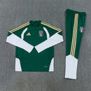 Shop des Spielers, Italien Trainingsanzug, Italien Anzug Grün, Azzurri Fanartikel, Fußball Trainingsanzug Italien, Italien 26/27, Italien Sportanzug, Trainingsjacke Italien, FIGC Fanbekleidung, Italien Herren Trainingsset, Fußball Lifestyle Italien.